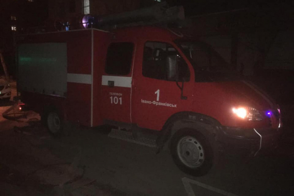 В Івано-Франківську під час пожежі вогнеборці врятували двох людей та собаку