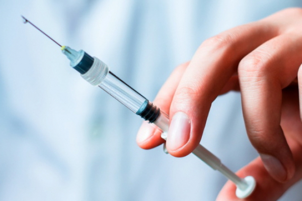 Публічних персон на Прикарпатті вакцинують поза чергою без вікових обмежень