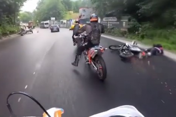 У Яремче мотоцикліст врізався у байкера та збив коня (Відео)