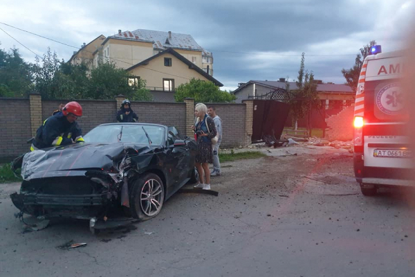 У Тисмениці п’яна водійка на елітному авто розтрощила паркан