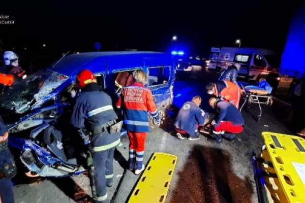 У Коломиї трапилася автокатастрофа: зіткнулися вантажівка та легковик