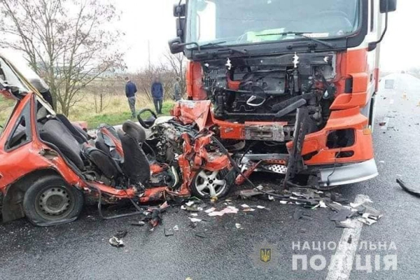 На Рогатинщині автомобіль «ЗАЗ» врізався у вантажівку