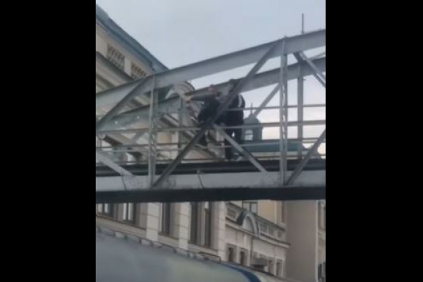 У Франківську перехожий врятував чоловіка, який хотів стрибнути з моста на потяг (Відео)