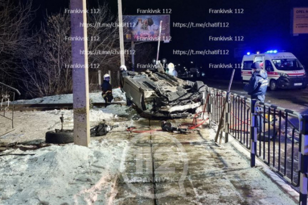 На залізничному переїзді у Франківську перекинулась автівка. Пасажир помер в лікарні
