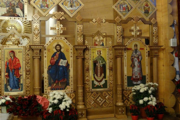 У соборі на Прикарпатті чоловік створив єдиний в Україні вишитий іконостас (Фото)