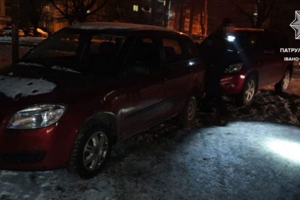 Вчинив ДТП і зачинився у автомобілі: патрульні затримали п'яного водія у Франківську