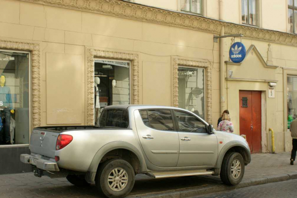 В Івано-Франківську, через паркування, ножем поранили директора єврейської громади