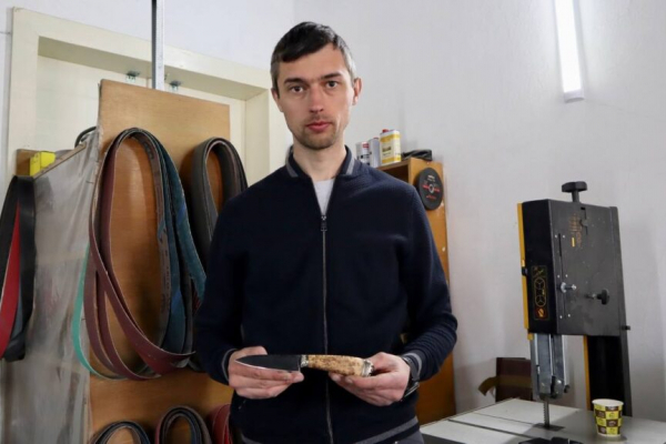 Мешканець Краматорська виготовляє в Коломиї оригінальні ножі