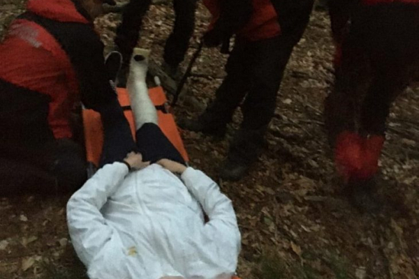 На Косівщині рятувальники допомогли дівчині, яка травмувалася під час спуску з гори