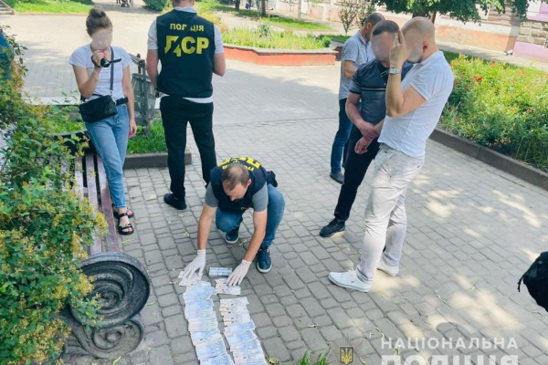 Правоохоронці затримали на хабарі чиновника Івано-Франківського Облавтодору (Фото)