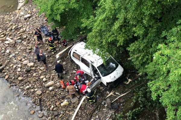 На Прикарпатті рятувальники вирізали з мікроавтобуса двох постраждалих (Фото)