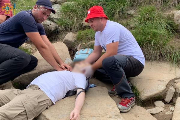 Рятувальники боролись за життя 40 хвилин: під час сходження на Говерлу помер турист