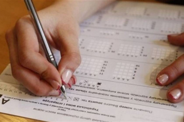 Три випускниці зі Снятина склали мультипредметний тест на 200 балів