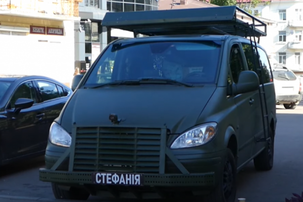 З Калуша волонтери передали автомобіль «Стефанія» захисникам (Відео)