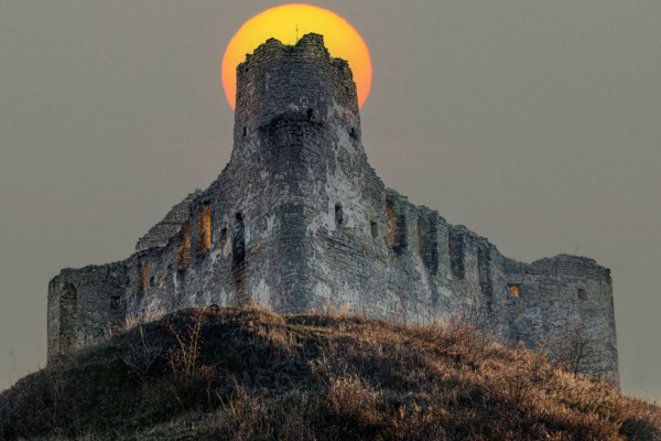 Захоплюючу світлину замку на Тернопільщині опублікував прикарпатський мандрівник