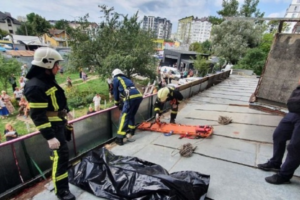 В Івано-Франківську, випавши з вікна, загинув літній чоловік