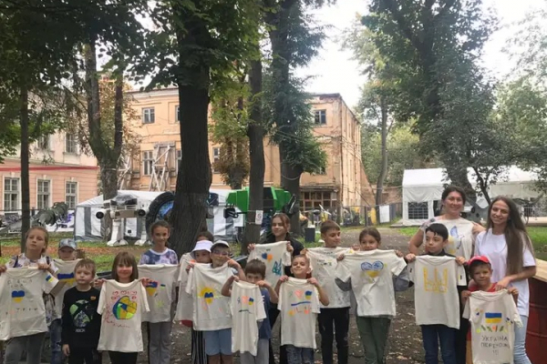 Дітки розфарбували футболки патріотичними малюнками у Івано-Франківську