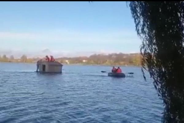 Наче після невдалої фотосесії: на озері в Долині врятували трьох хлопців 