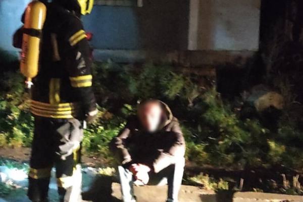 Вогнеборці під час пожежі у Франківську врятували чоловіка
