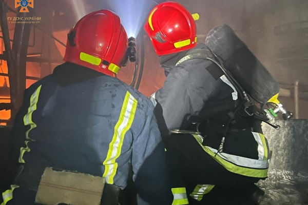 Рятувальники вночі ліквідували пожежу на інфраструктурному обʼєкті Прикарпаття та врятували двох людей