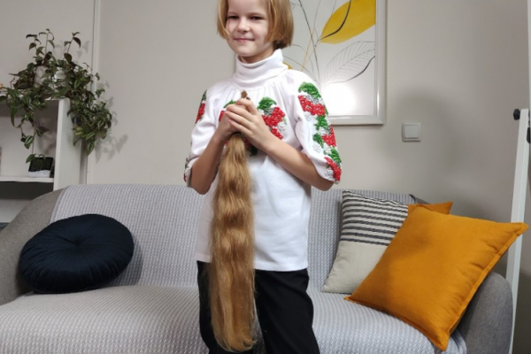 Щоб допомогти ЗСУ, дев'ятирічна прикарпатка обрізала своє волосся