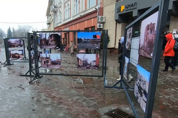 У Франківську відкрили виставку фото зруйнованих міст України 