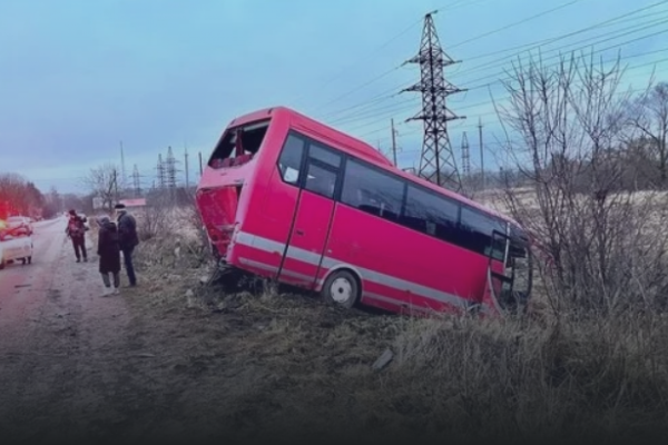 Вантажівка протаранила рейсовий автобус На Рогатинщині: 4 осіб у лікарні