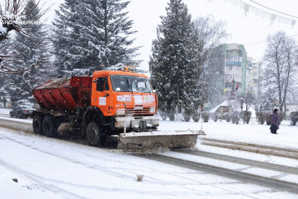 На Прикарпатті розчищають шляхи: ускладнений проїзд на Буковецькому та Кривопільському перевалах