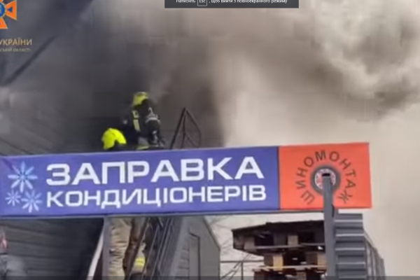 В Івано-Франківську ліквідували пожежу одного із автосервісів міста