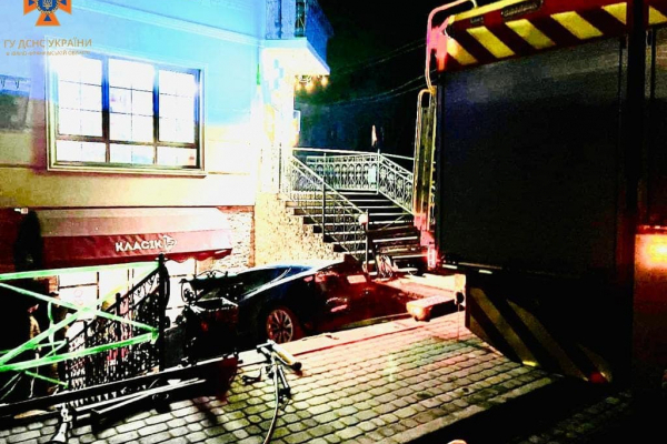 У Коломиї на вулиці Грушевського сталася смертельна ДТП -  автомобіль в’їхав в будівлю магазину та збив двох пішоходів
