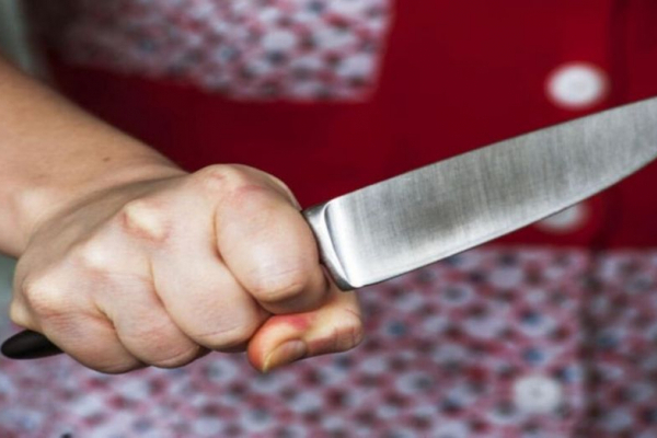 Жінка на вулиці Франківська підрізала ножем чоловіка