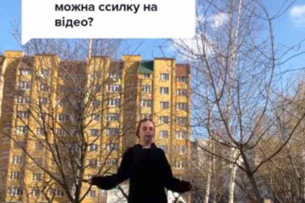 В Івано-Франківську вибухнув справжній скандал: бо дівчина стрибала на скакалці на вулиці поруч із жінкою