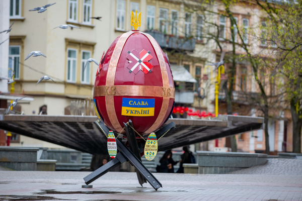 Символ перемоги в центрі Івано-Франківська: встановили двометрову сталеву писанку