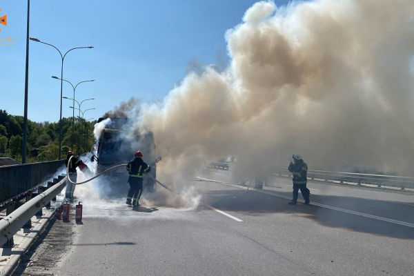 Автоцистерна з соленою водою горіла на Прикарпатті - рятувальники ліквідували пожежу 