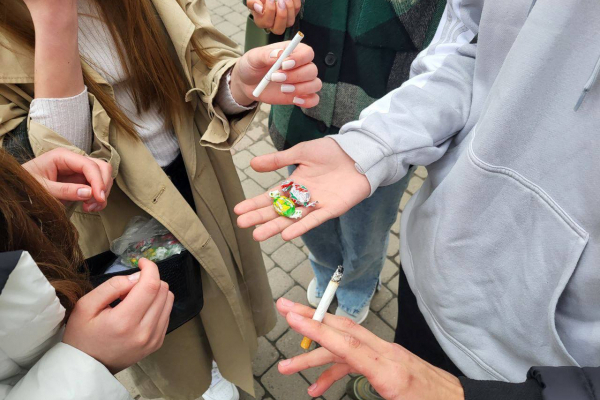 Студенти-медики в Івано-Франківську провели акцію проти паління - обмінювали цигарки на цукерки