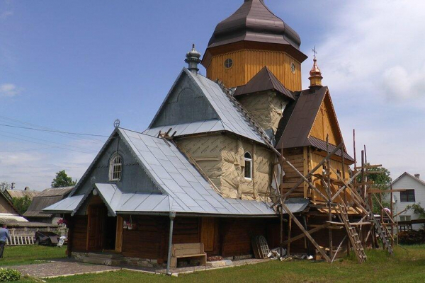 На Івано-Франківщині місцеві жителі власним коштом ремонтують 278-річну церкву