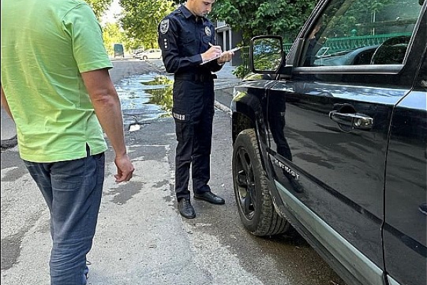 Поліція Прикарпаття заблокувала канал виїзду ухилянтів за кордон: трьом фігурантам оголошено про підозру