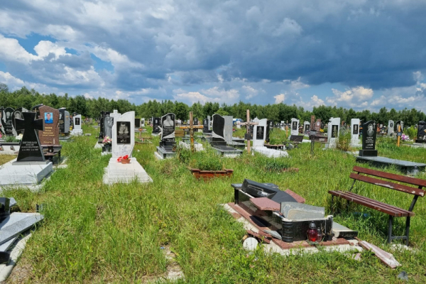 Негода понищила два десятки пам'ятників на міському кладовищі Франківська