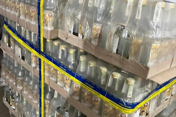 Майже 8 тисяч пляшок фальсифікованої горілки вилучили правоохоронці в Коломиї