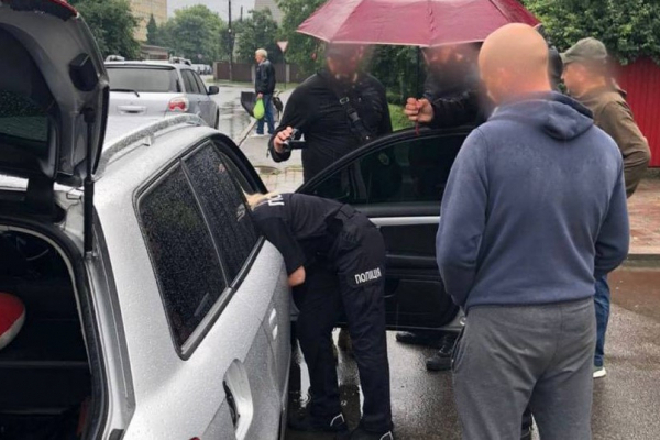 У Коломиї патрульні зупинили водія, який ховав наркотики в брелоку для ключів