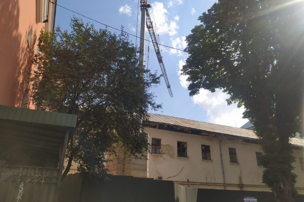 На Прикарпатті уламками ракети пошкоджено господарські будівлі та житловий будинок: працювала ППО