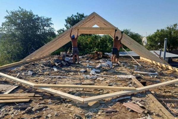 Дві бригади прикарпатських будівельників відновлюють зруйноване село на Херсонщині