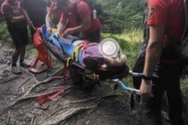 Туристка травмувала ногу в горах - їй допомогли рятуальники Прикарпаття