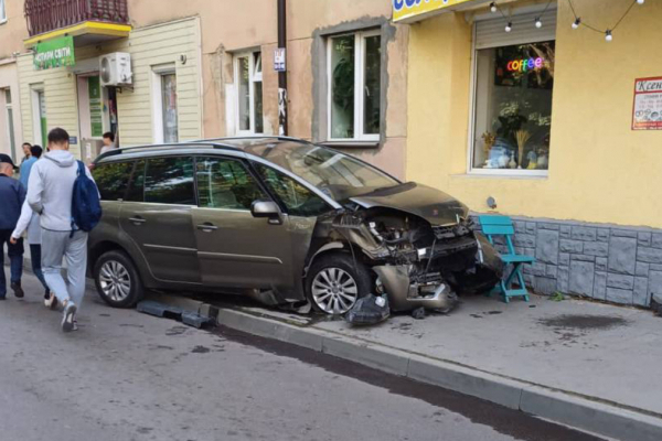 У Івано-Франківську водієві авто Citroen стало погано: врізався в три авто і магазин 