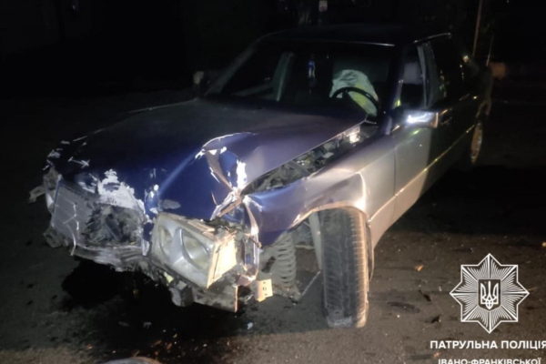 20-літня п'яна водійка зруйнувала бетонний паркан: поліція Прикарпаття затримала винуватицю