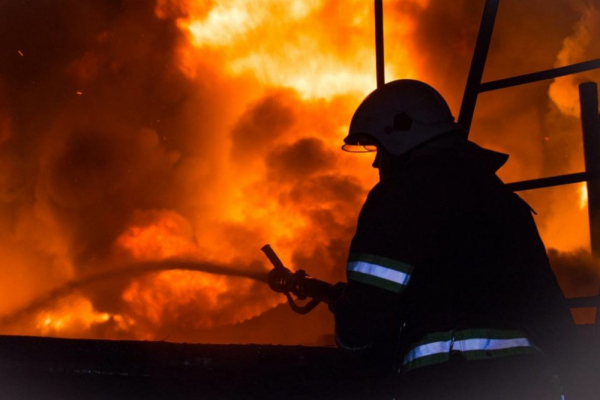 Двоє людей травмувалось в пожежі у Тисменеці: горіла господарська будівля