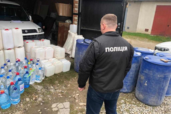 Група чоловіків налагодили постачання та збут контрафактного спирту та цигарок на Івано-Франківщині