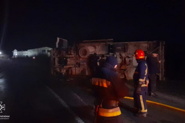 На Прикарпатті перекинулася вантажівка: надзвичайники надали допомогу на місці