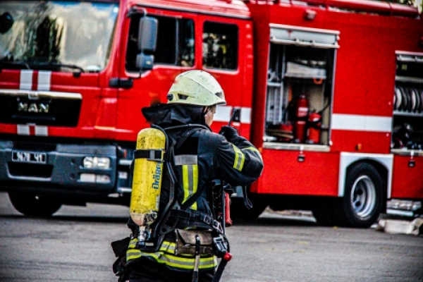 Рятувальники ліквідували пожежу: на одній із вулиць міста Івано-Франківська горів транспортний засіб