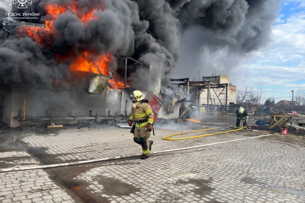 Рятувальники Коломиї ліквідовували масштабну пожежу складського приміщення площею 500 метрів квадратних